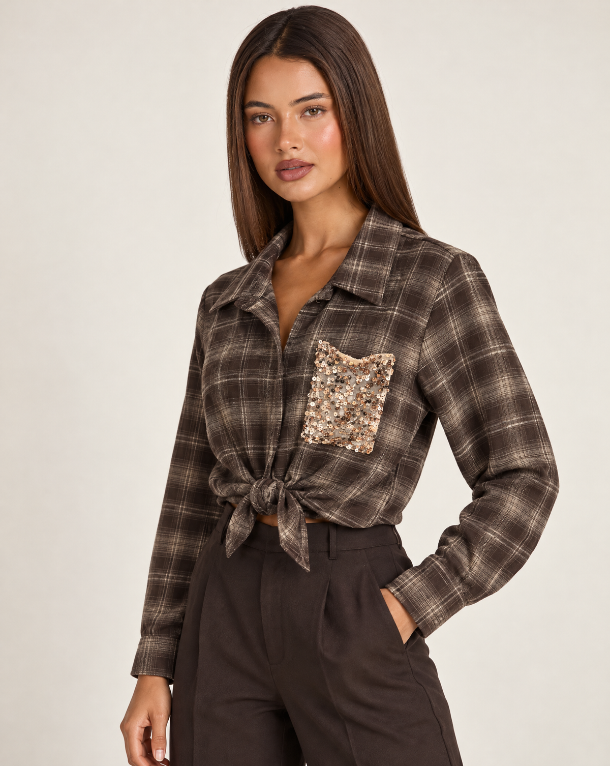 Camicia donna a quadri con nodo e paillettes marrone scuro con Polly 4 – dettaglio