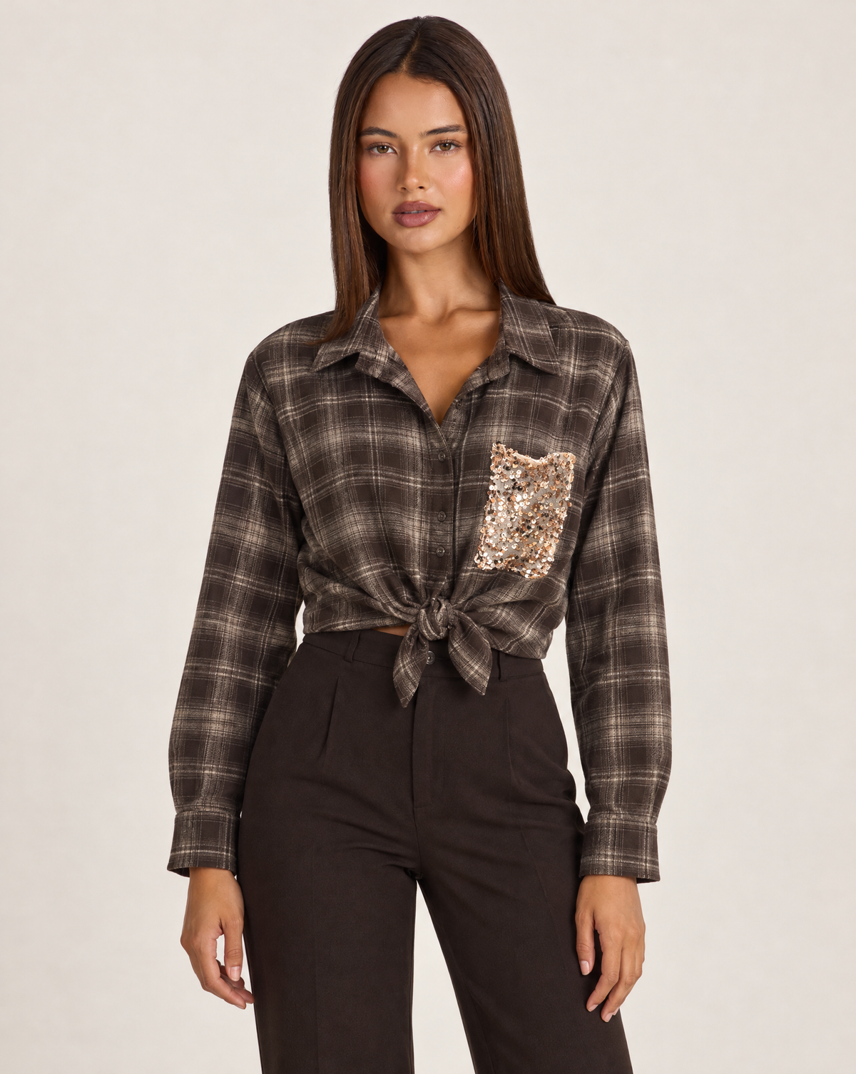 Camicia donna a quadri con nodo e paillettes marrone scuro con Polly 4 – frontale