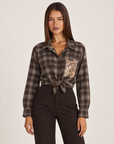 Camicia donna a quadri con nodo e paillettes marrone scuro con Polly 4 – frontale