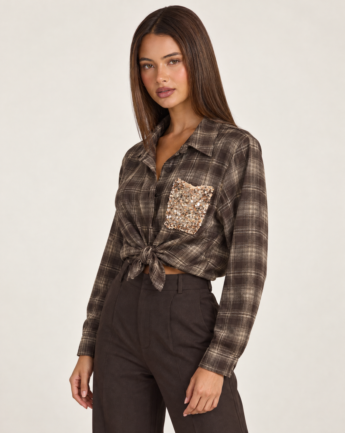 Camicia donna a quadri con nodo e paillettes marrone scuro con Polly 4 – tre-quarti