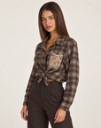 Camicia donna a quadri con nodo e paillettes marrone scuro con Polly 4 – tre-quarti