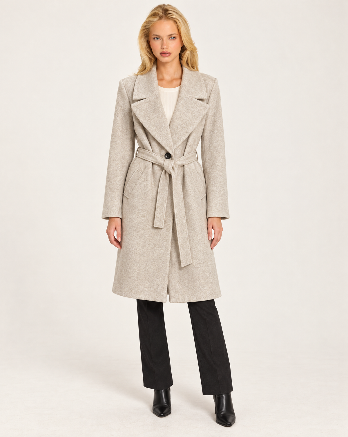 Cappotto donna beige con cintura e ampi revers, indossato da Polly 7 - vista intera