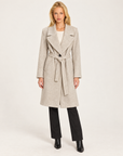 Cappotto donna beige con cintura e ampi revers, indossato da Polly 7 - vista intera