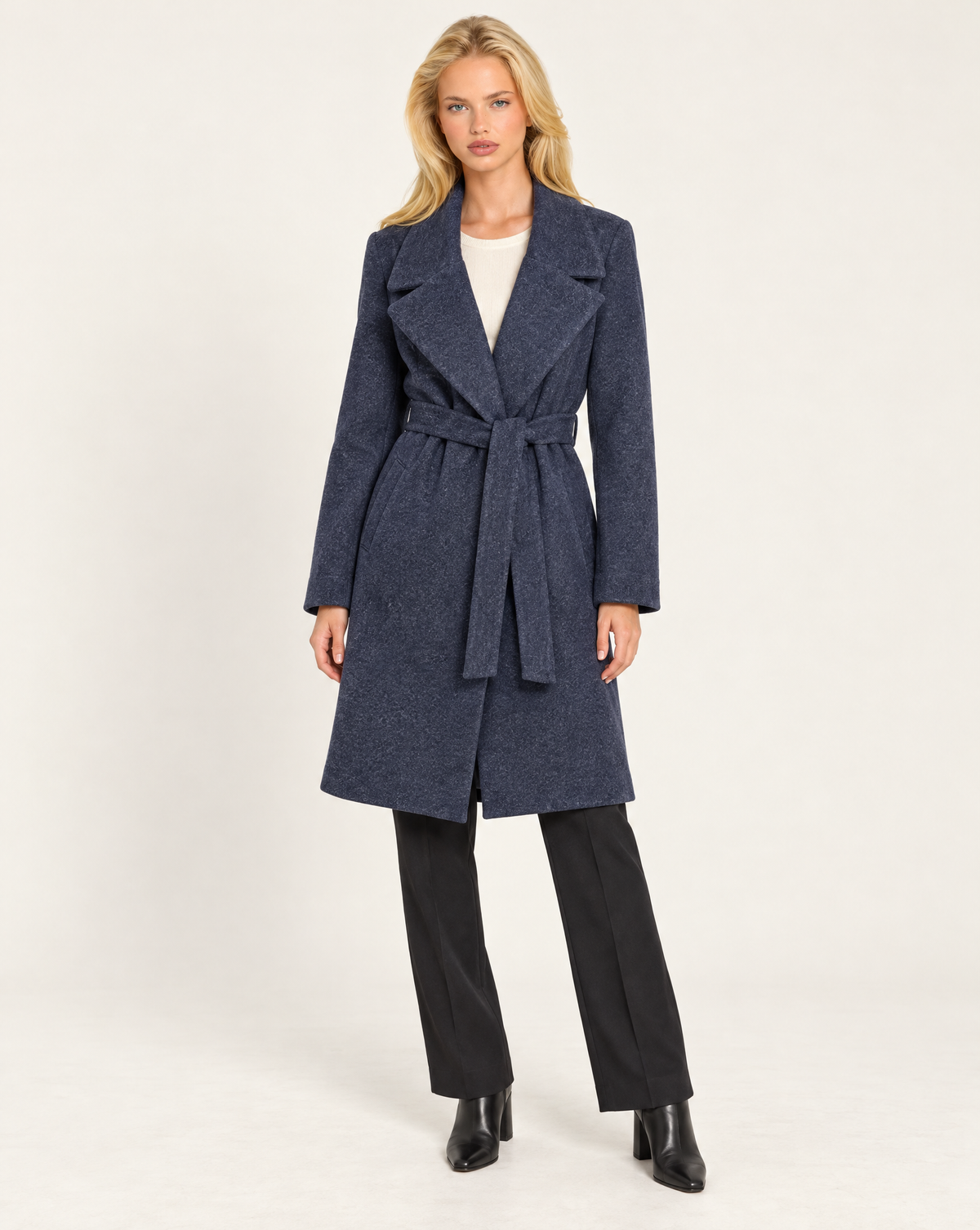 Cappotto donna blu con cintura e ampi revers, indossato da Polly 7 - vista intera