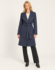 Cappotto donna blu con cintura e ampi revers, indossato da Polly 7 - vista intera