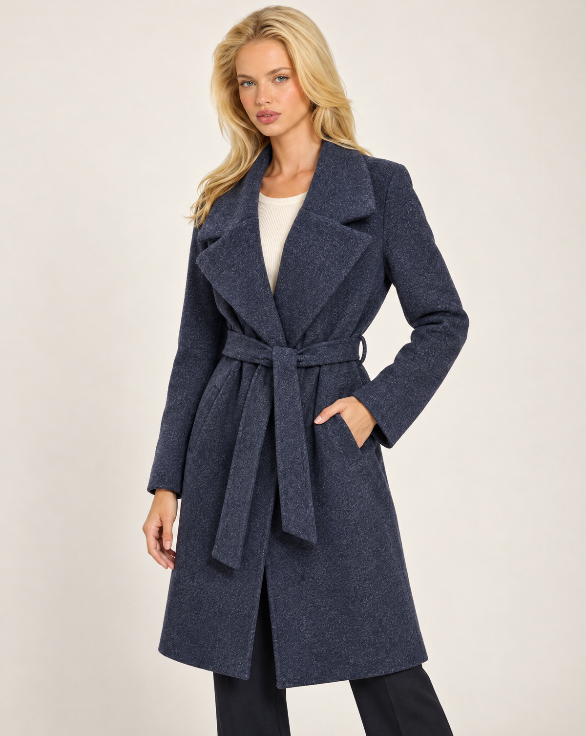 Cappotto donna blu con cintura e ampi revers, indossato da Polly 7 - vista a tre quarti