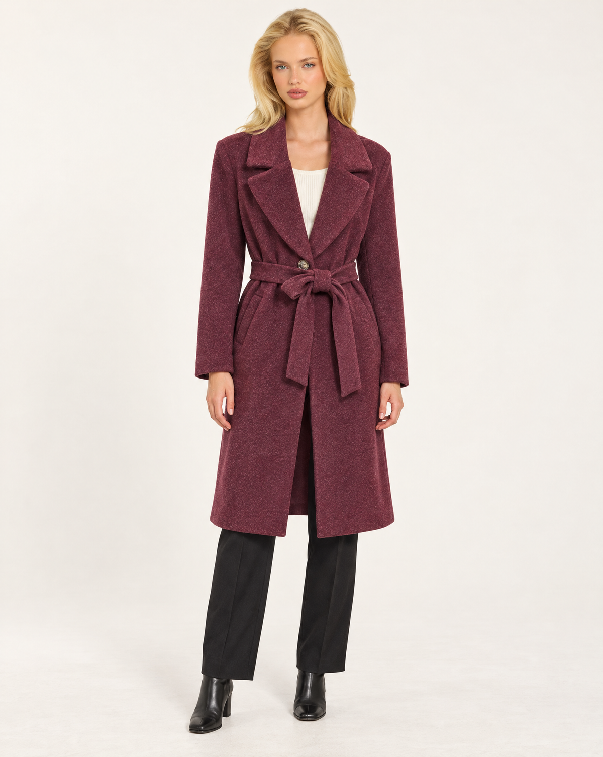 Cappotto donna bordeaux con cintura e ampi revers, indossato da Polly 7 - vista intera