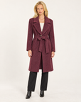 Cappotto donna bordeaux con cintura e ampi revers, indossato da Polly 7 - vista intera
