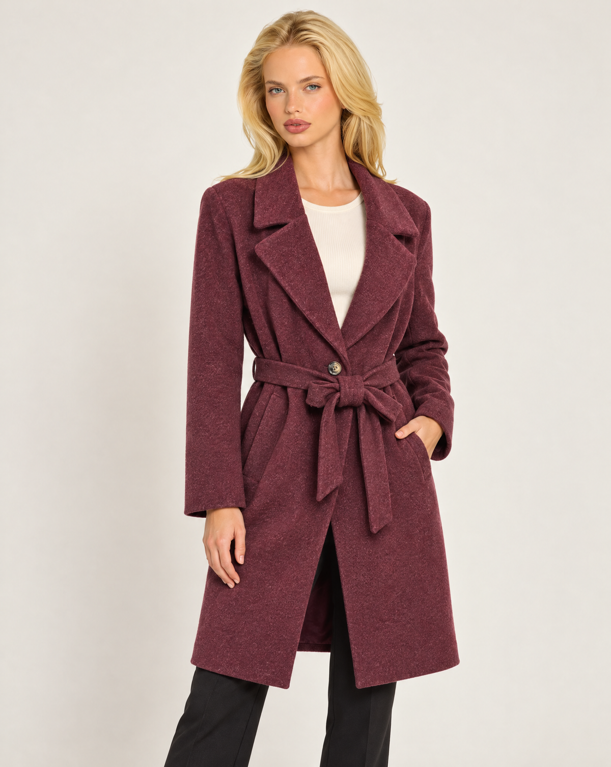Cappotto donna bordeaux con cintura e ampi revers, indossato da Polly 7 - vista a tre quarti