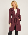 Cappotto donna bordeaux con cintura e ampi revers, indossato da Polly 7 - vista a tre quarti