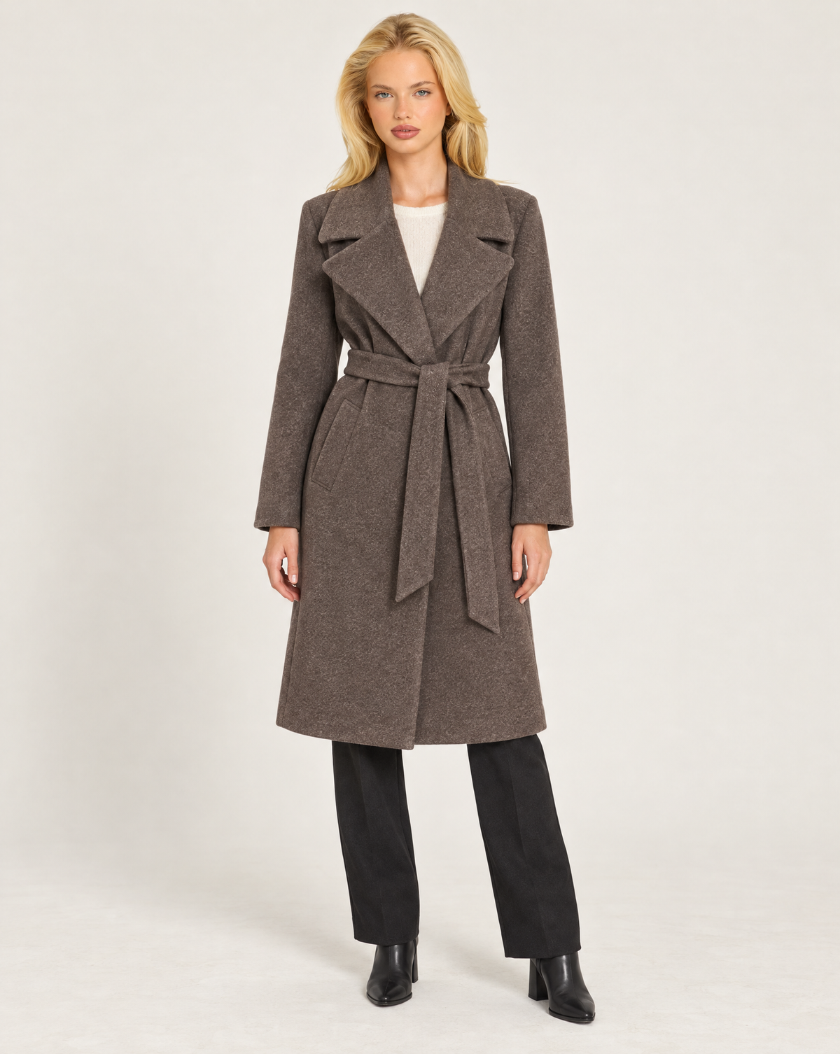 Cappotto donna marrone con cintura e ampi revers, indossato da Polly 7 - vista intera