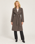 Cappotto donna marrone con cintura e ampi revers, indossato da Polly 7 - vista intera