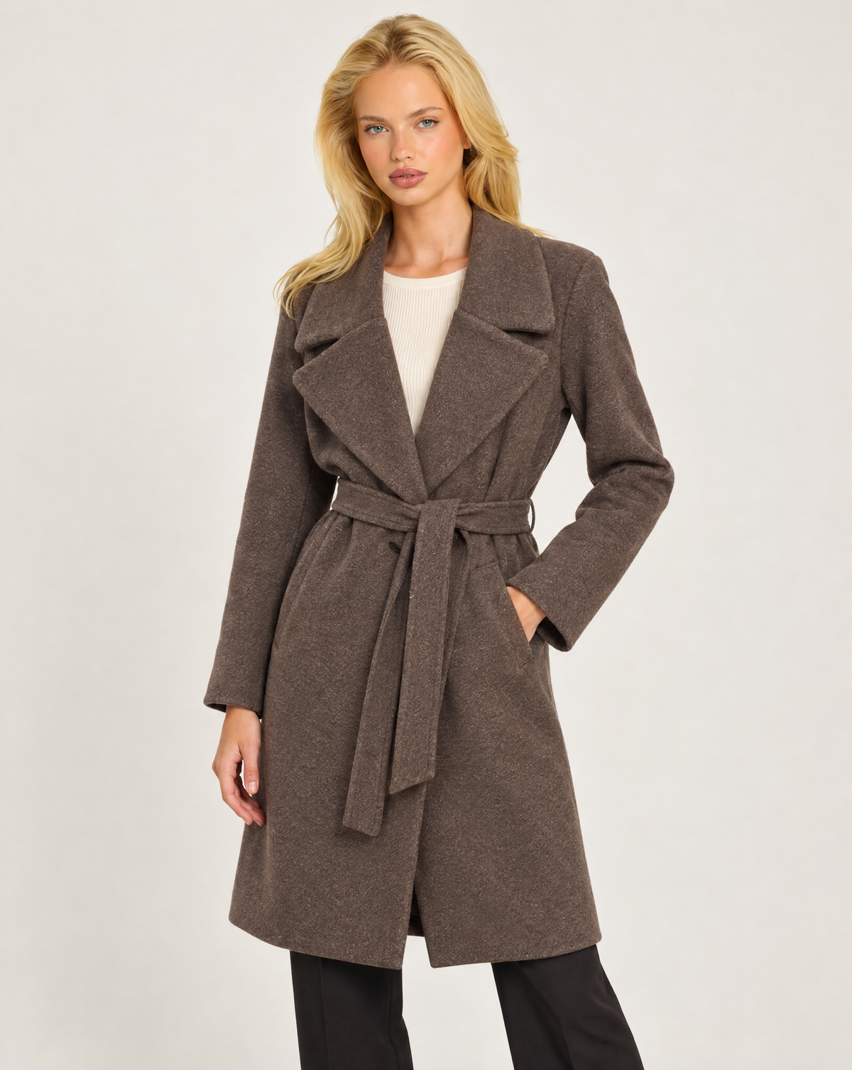 Cappotto donna marrone con cintura e ampi revers, indossato da Polly 7 - vista a tre quarti