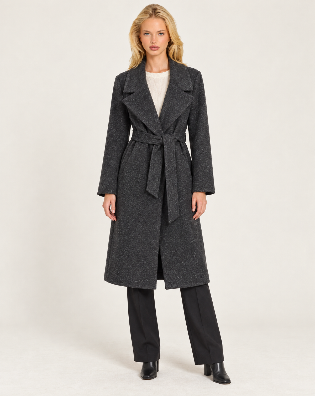 Cappotto donna nero con cintura e ampi revers, indossato da Polly 7 - vista intera