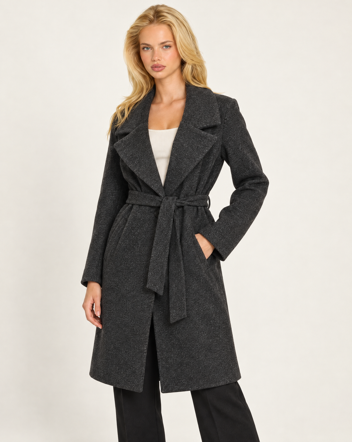 Cappotto donna nero con cintura e ampi revers, indossato da Polly 7 - vista a tre quarti