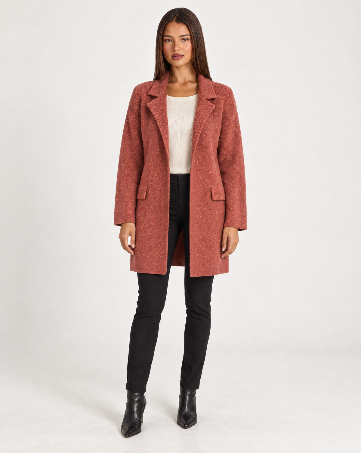 Cappotto donna in maglia con revers arancio indossato da Polly 4, vista frontale