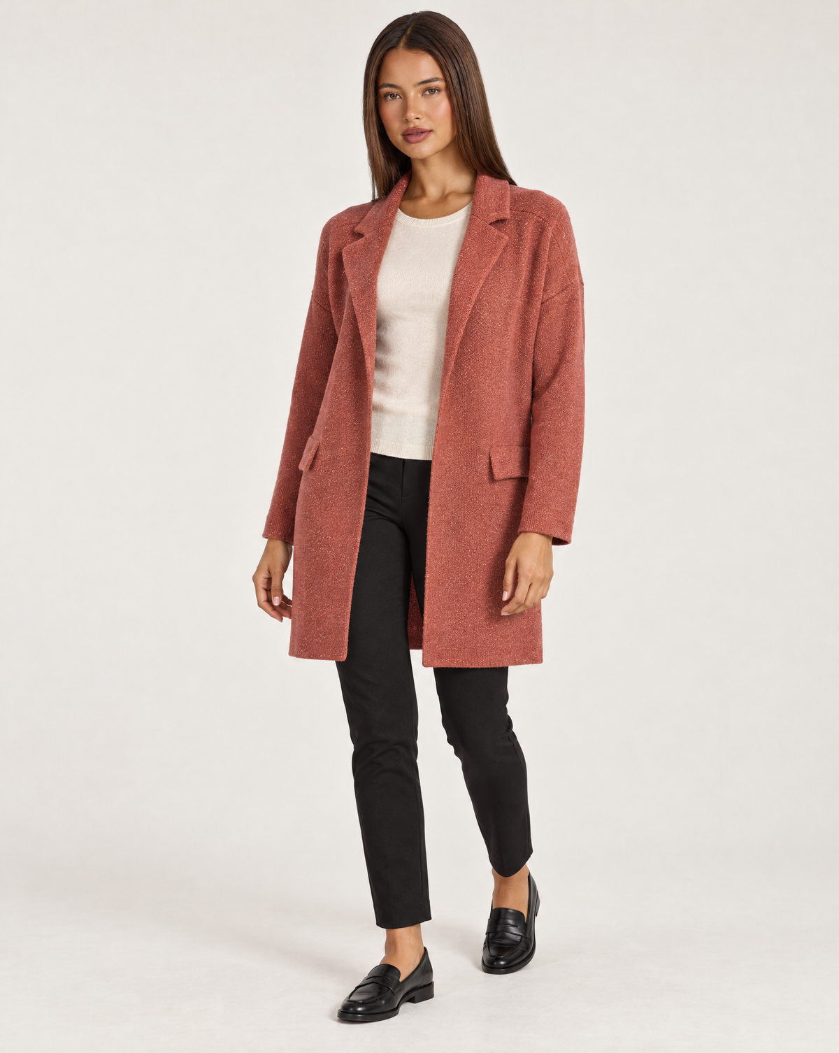 Cappotto donna in maglia con revers arancio indossato da Polly 4, vista tre quarti