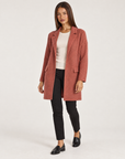 Cappotto donna in maglia con revers arancio indossato da Polly 4, vista tre quarti