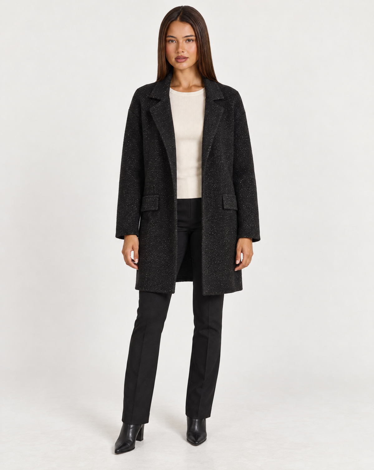 Cappotto donna in maglia con revers nero indossato da Polly 4, vista frontale