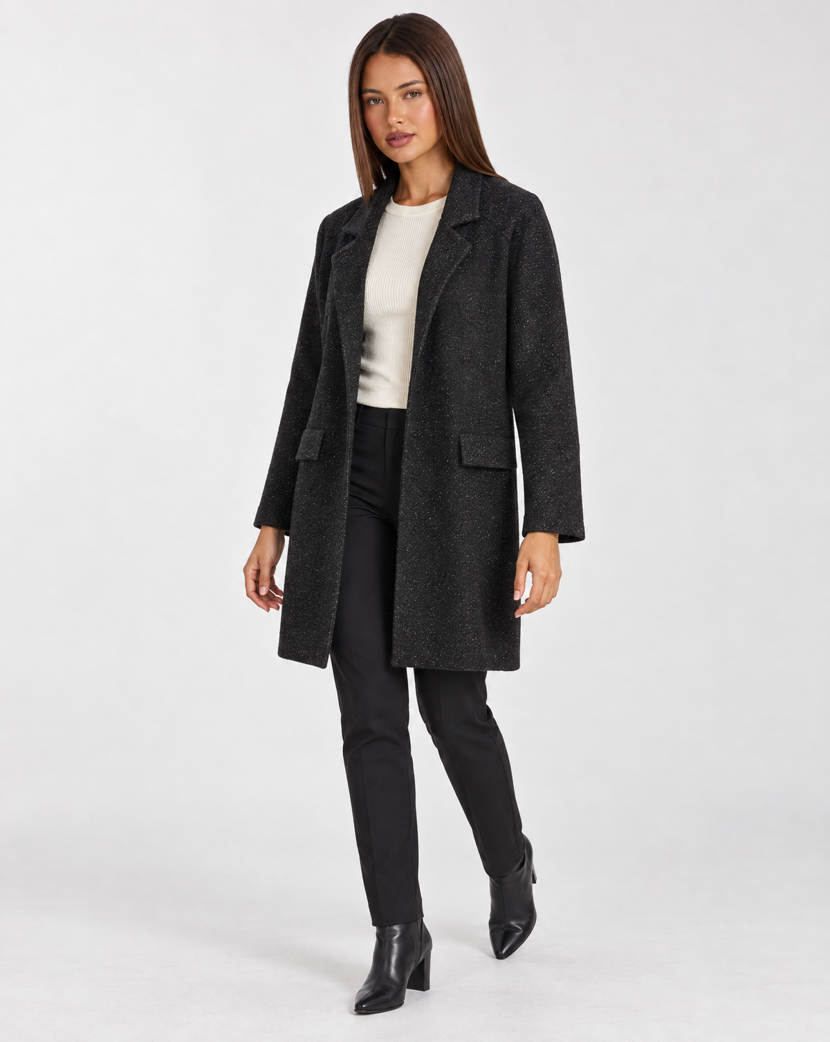 Cappotto donna in maglia con revers nero indossato da Polly 4, vista tre quarti