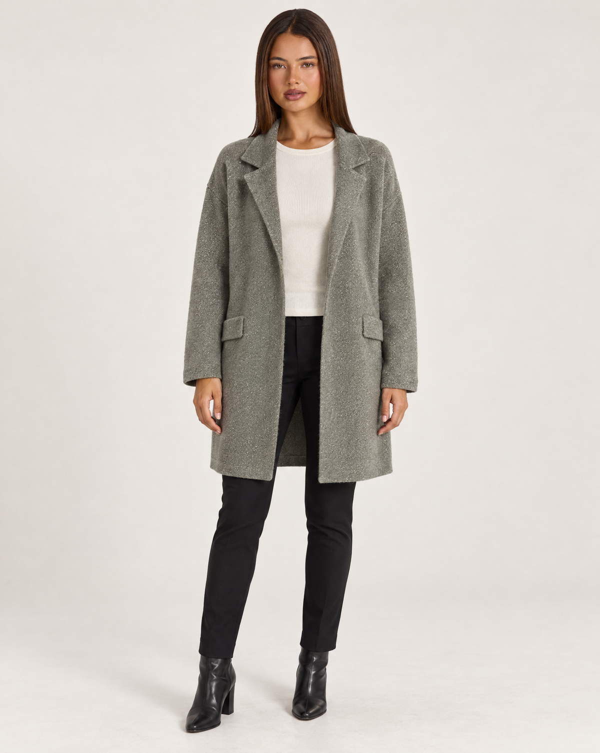 Cappotto donna in maglia con revers verde indossato da Polly 4, vista frontale