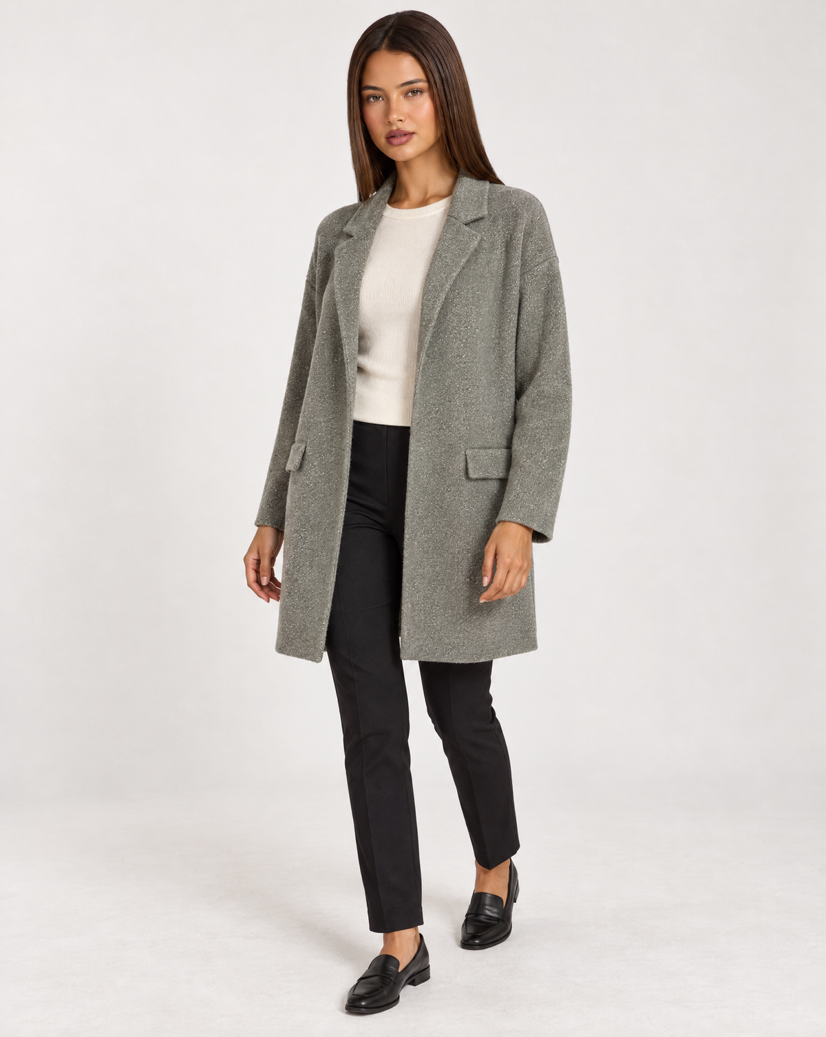 Cappotto donna in maglia con revers verde indossato da Polly 4, vista tre quarti