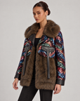 Cappotto paillettes multicolor ed ecopelliccia marrone 30092 indossato da Polly 6 – vista a tre quarti
