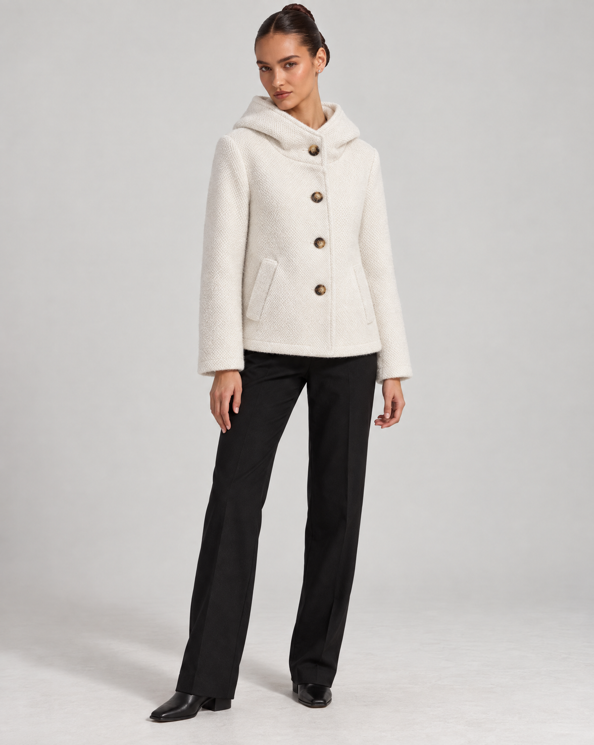 Cappotto corto effetto teddy bianco indossato da Polly 6