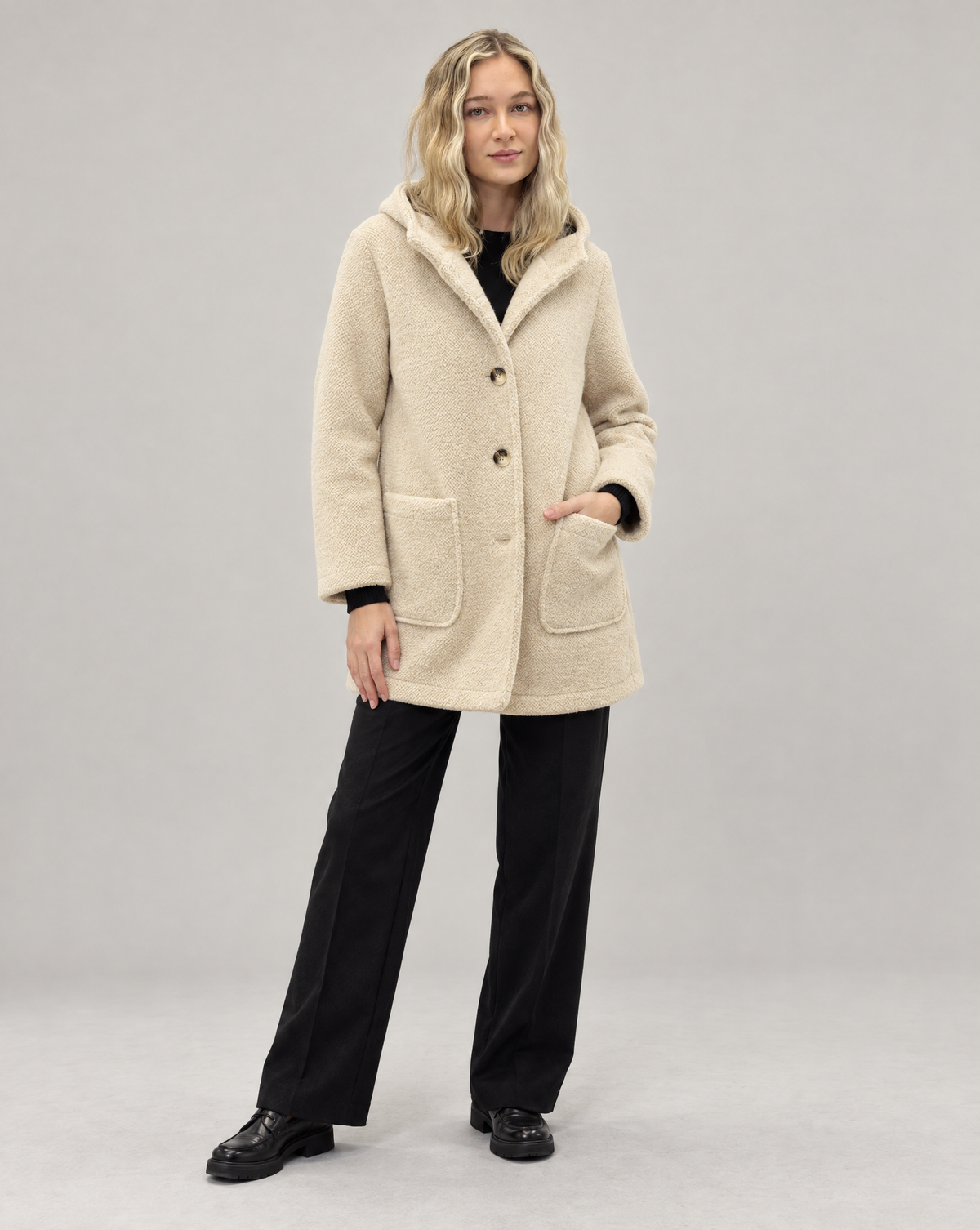 Cappotto caldo effetto teddy con cappuccio bianco indossato da Polly 6