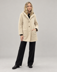Cappotto caldo effetto teddy con cappuccio bianco indossato da Polly 6