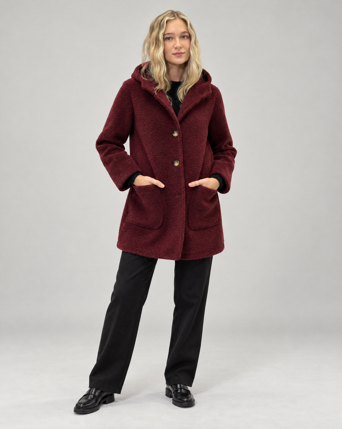 Cappotto caldo effetto teddy con cappuccio bordeaux indossato da Polly 6