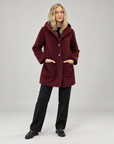 Cappotto caldo effetto teddy con cappuccio bordeaux indossato da Polly 6