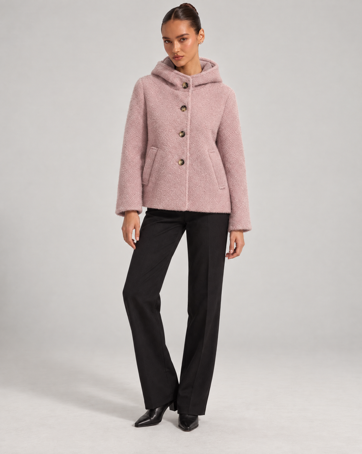 Cappotto corto effetto teddy rosa indossato da Polly 6