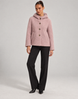 Cappotto corto effetto teddy rosa indossato da Polly 6