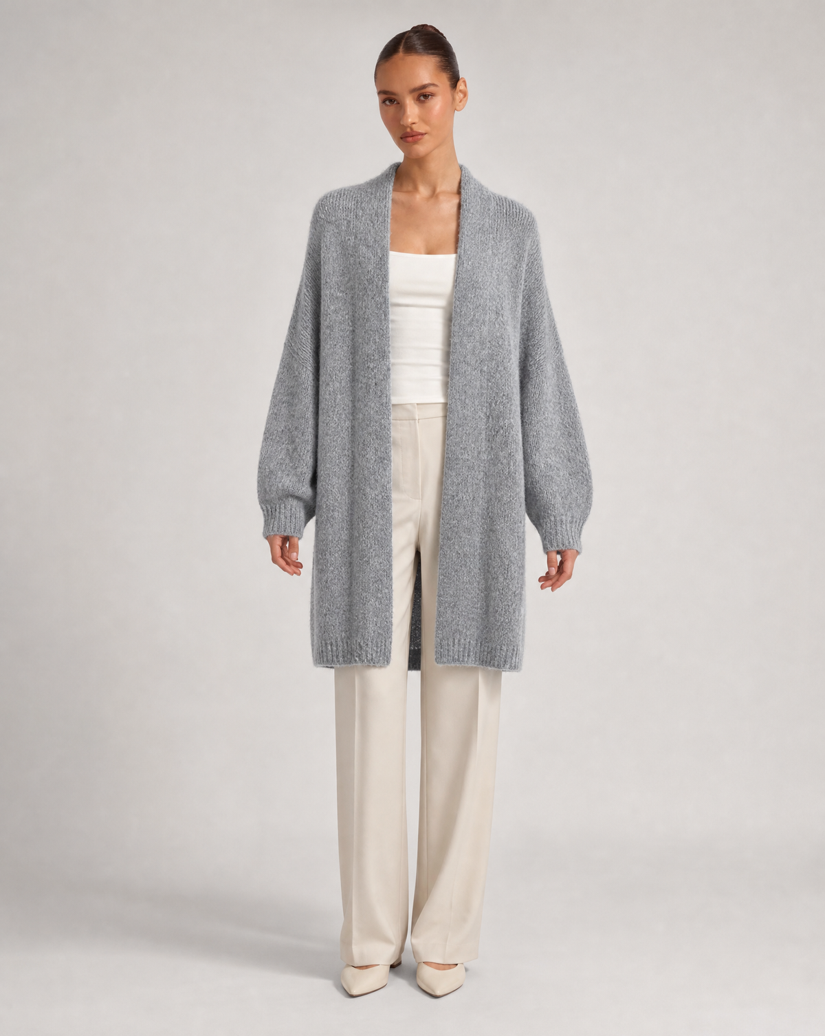 Cardigan lungo grigio indossato da Polly 6, vista frontale