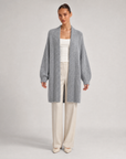 Cardigan lungo grigio indossato da Polly 6, vista frontale