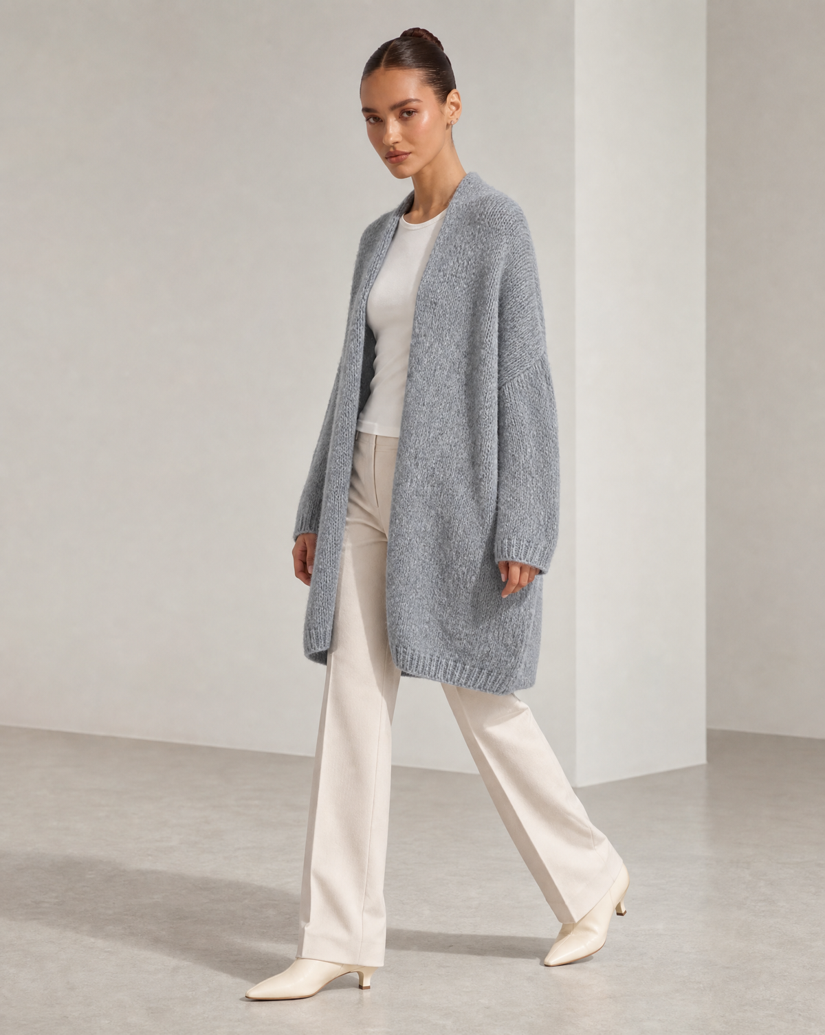 Cardigan lungo grigio indossato da Polly 6, vista tre quarti