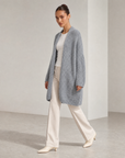 Cardigan lungo grigio indossato da Polly 6, vista tre quarti