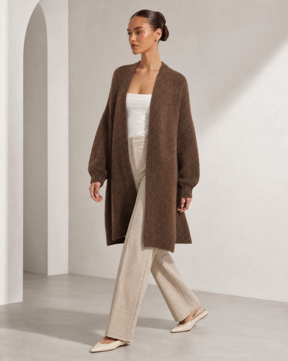 Cardigan lungo marrone indossato da Polly 6, vista tre quarti