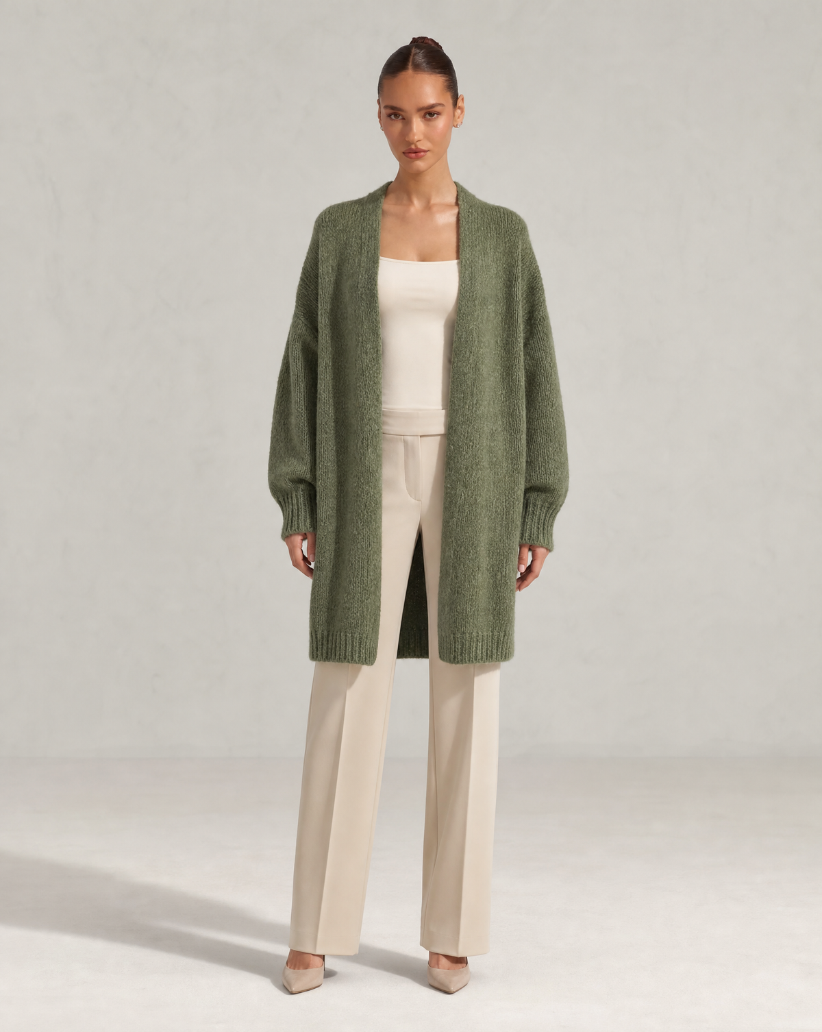 Cardigan lungo verde indossato da Polly 6, vista frontale