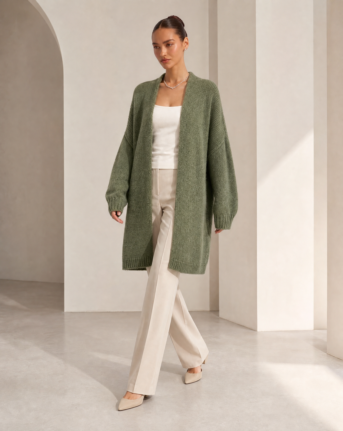 Cardigan lungo verde indossato da Polly 6, vista tre quarti