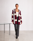 Cardigan morbido con cappuccio bordeaux, Polly 6 in movimento