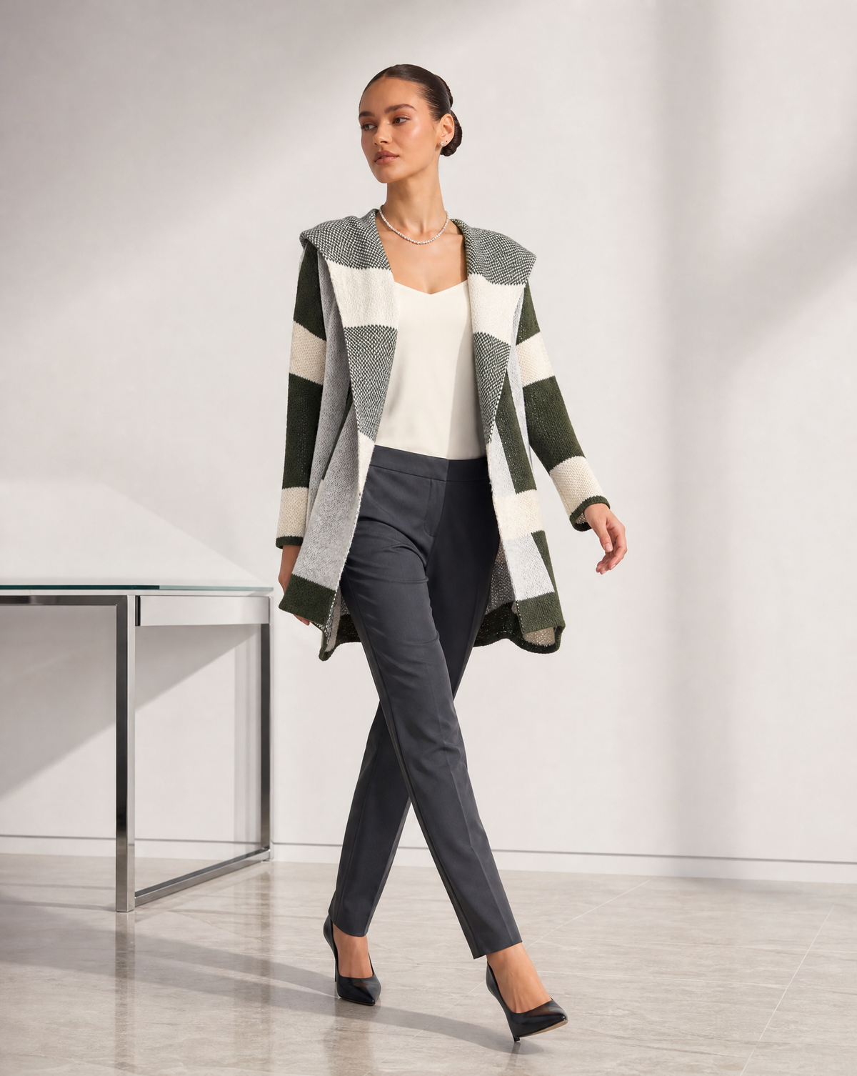 Cardigan morbido con cappuccio verde militare, Polly 6 in movimento
