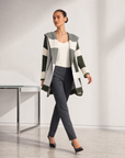 Cardigan morbido con cappuccio verde militare, Polly 6 in movimento