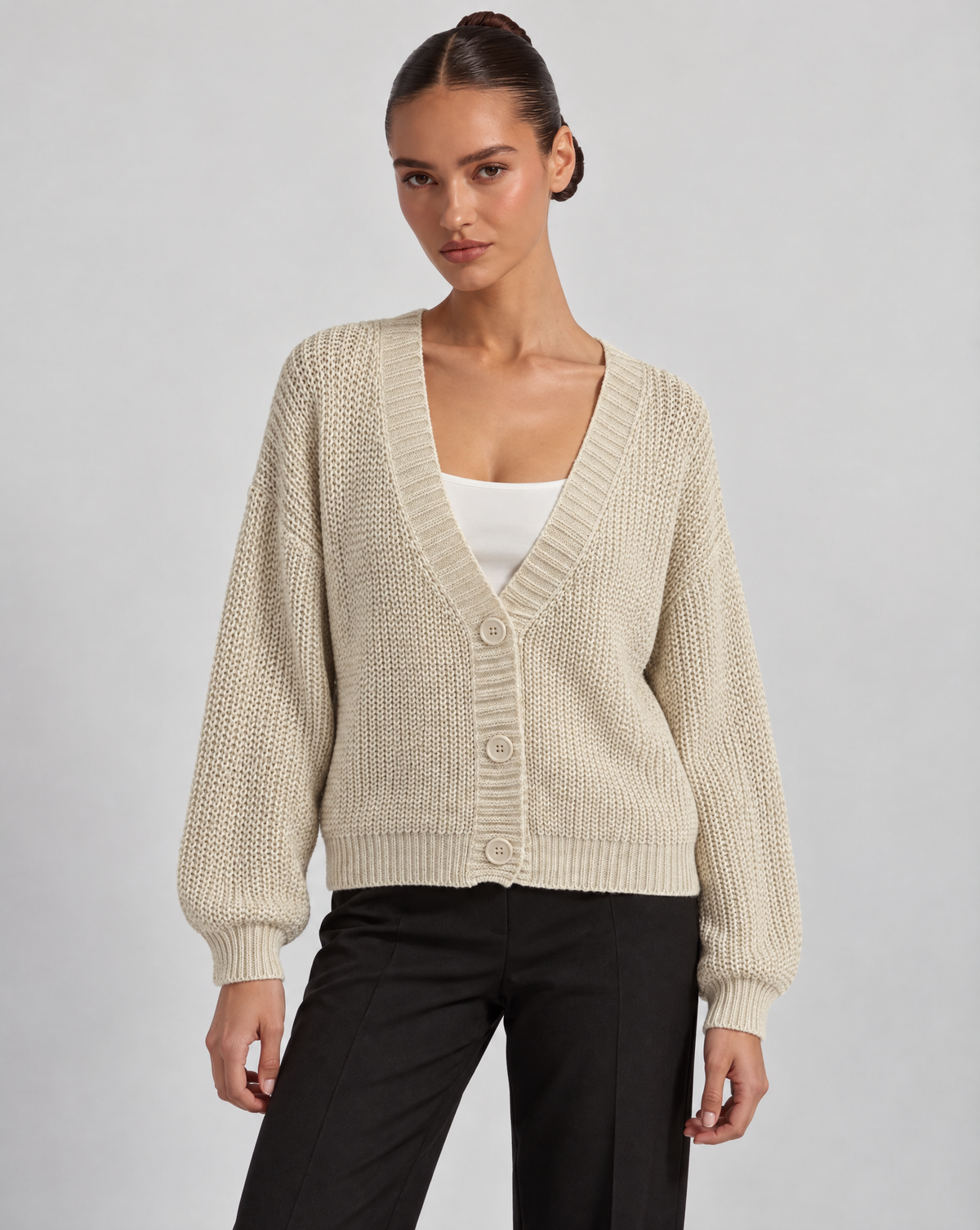 Cardigan donna corto in maglia con bottoni Beige indossato da Polly 6 - vista frontale