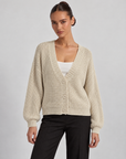 Cardigan donna corto in maglia con bottoni Beige indossato da Polly 6 - vista frontale