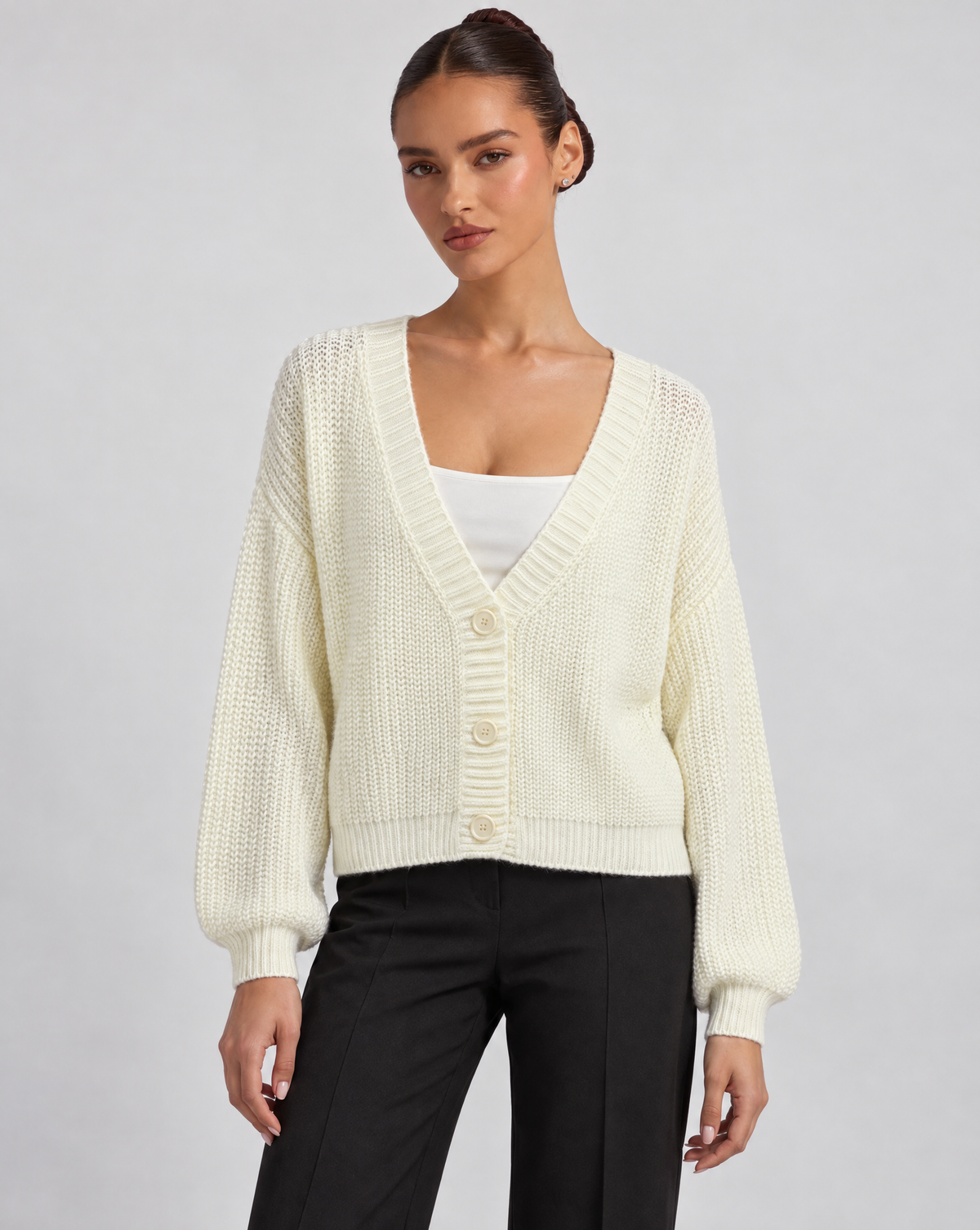 Cardigan donna corto in maglia con bottoni Bianco indossato da Polly 6 - vista frontale