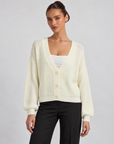 Cardigan donna corto in maglia con bottoni Bianco indossato da Polly 6 - vista frontale
