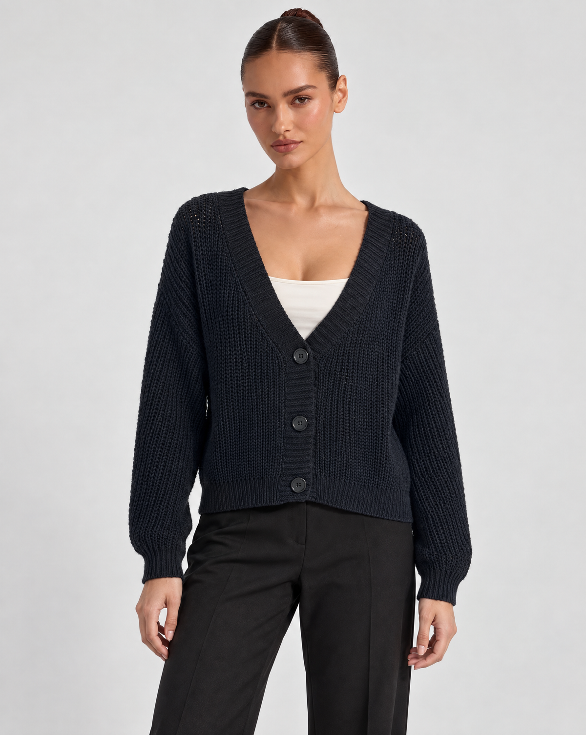 Cardigan donna corto in maglia con bottoni Blu indossato da Polly 6 - vista frontale