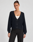 Cardigan donna corto in maglia con bottoni Blu indossato da Polly 6 - vista frontale